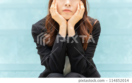 坐著思考的女商人 114852014