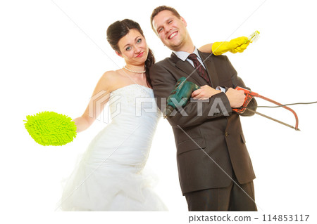 Bride and groom sharing household duties 114853117