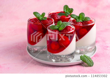 Strawberry and creamy panna cotta. Strawberry and creamy panna cotta. 114853302