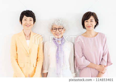 Senior women's portrait 114853401