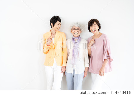 Senior women's portrait Senior women's portrait 114853416