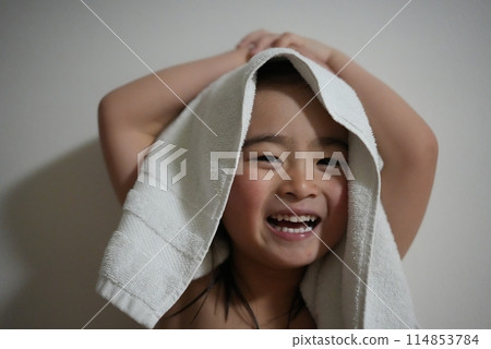 A moment of relief: a smile after a bath A moment of relief: a smile after a bath 114853784