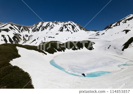 5月殘雪開始融化的立山室堂平的鳥瞰圖 禦庫裡加池 藍色的水坑、殘雪和立山山脈的山峰 5月殘雪開始融化的立山室堂平的鳥瞰圖 禦庫裡加池 藍色的水坑、殘雪和立山山脈的山峰 114853857