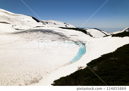 立山室堂平鳥瞰圖，五月殘雪開始融化，禦庫裡加池藍色水坑，殘雪和行走的人們 114853869