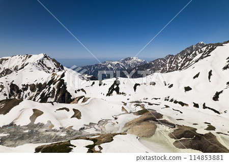 從奧大日山眺望劍岳、氣所三山，5月殘雪中的山間小屋鳥瞰圖。 114853881