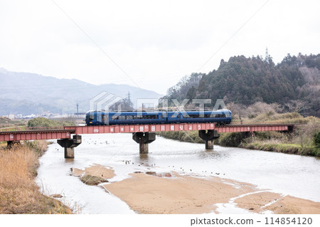 [Miyazu Line] The Sea of Tango passing over the Nodagawa Bridge 114854120