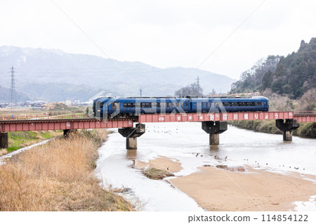 [Miyazu Line] The Sea of Tango passing over the Nodagawa Bridge 114854122