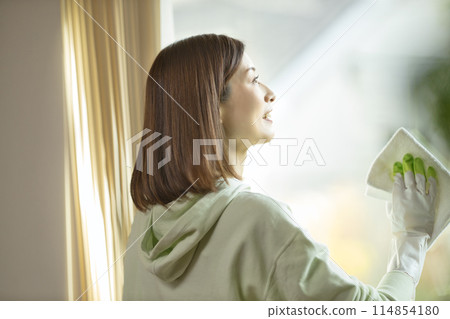 中年婦女在客廳擦窗戶 114854180