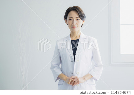Explaining women doctor Explaining women doctor 114854674