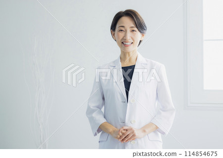 Explaining women doctor Explaining women doctor 114854675