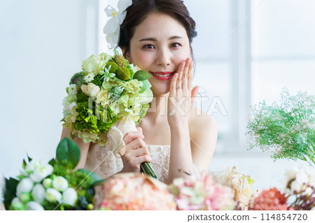 戴著結婚戒指和訂婚戒指的新娘 114854720