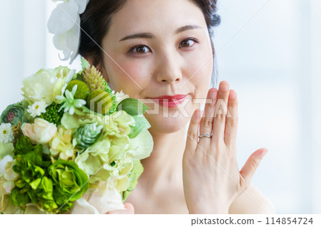 戴著結婚戒指和訂婚戒指的新娘 114854724