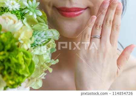 戴著結婚戒指和訂婚戒指的新娘 戴著結婚戒指和訂婚戒指的新娘 114854726