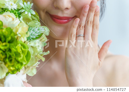 戴著結婚戒指和訂婚戒指的新娘 114854727