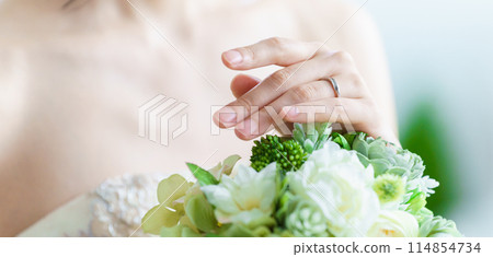 戴著結婚戒指和訂婚戒指的新娘 戴著結婚戒指和訂婚戒指的新娘 114854734