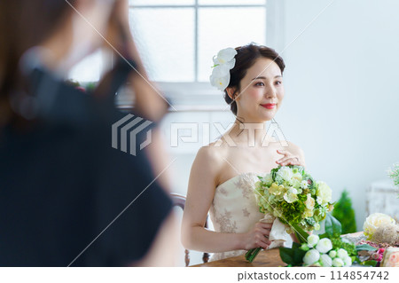 攝影師為新娘拍照 114854742