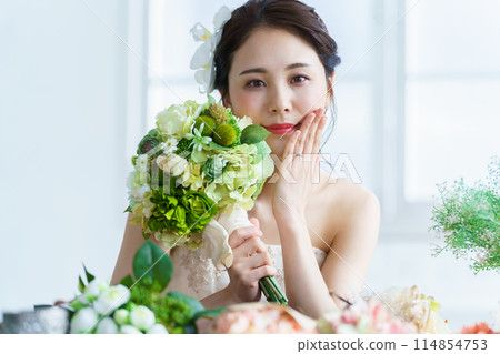 戴著結婚戒指和訂婚戒指的新娘 114854753