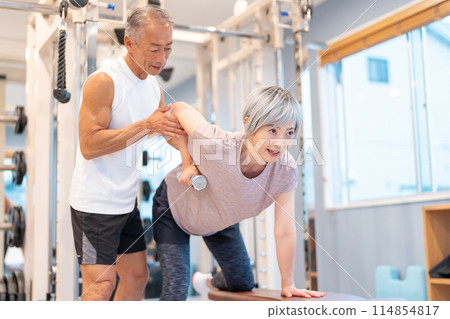 老夫婦在健身房鍛煉 114854817