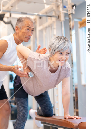Senior couple doing muscle training at the gym 114854828