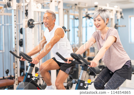 老夫婦在健身房鍛煉 114854865