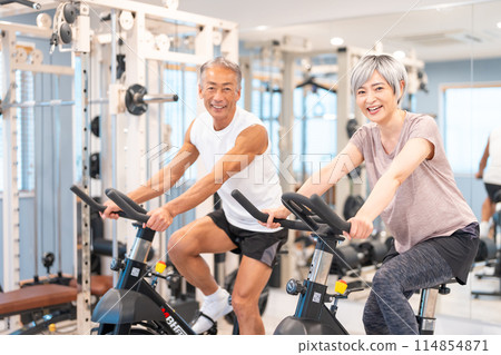 Senior couple exercising at a fitness gym 114854871