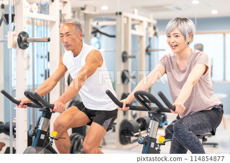 老夫婦在健身房做有氧運動 114854877