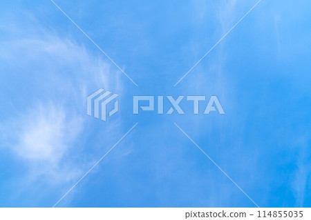 [Sky material] Early summer blue sky with thin clouds [Nagano Prefecture] 114855035