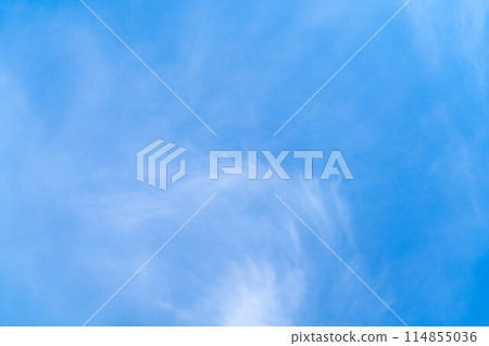 [Sky material] Early summer blue sky with thin clouds [Nagano Prefecture] 114855036
