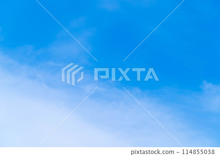 [Sky material] Early summer blue sky with thin clouds [Nagano Prefecture] 114855038