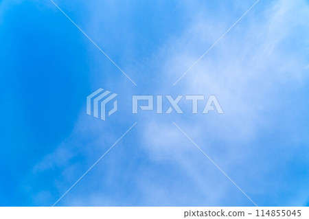 [Sky material] Early summer blue sky with thin clouds [Nagano Prefecture] 114855045