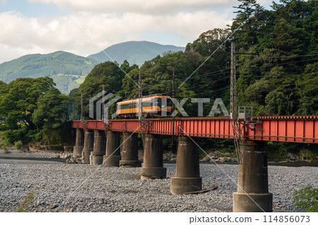 Oigawa Railway 16000 series train running on a railway bridge 114856073