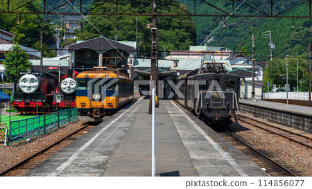Oigawa Railway 16000 series cars and electric locomotive E10 type 114856077
