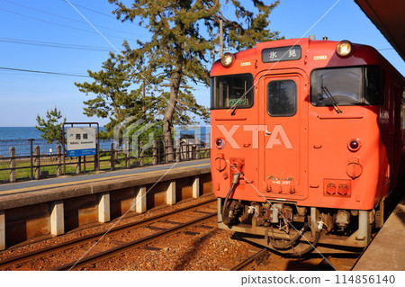 Himi Line Kiha 40 at Amaharashi Station Himi Line Kiha 40 at Amaharashi Station 114856140