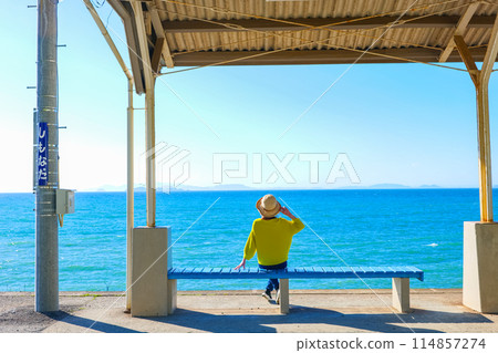 一位女士在愛媛縣下灘車站眺望大海 114857274