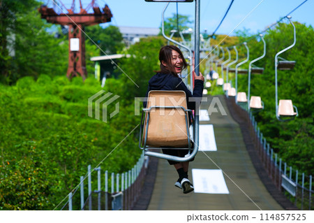 乘坐索道的女人 乘坐索道的女人 114857525