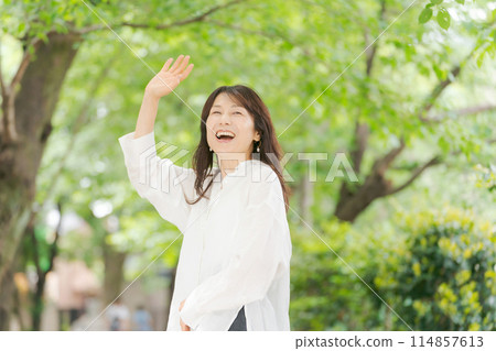Middle-aged woman relaxing in the park 114857613