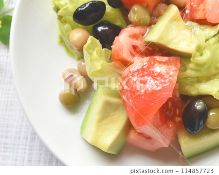 番茄、酪梨和混合豆沙拉 番茄、酪梨和混合豆沙拉 114857723