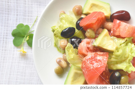 Tomato, avocado and mixed bean salad 114857724