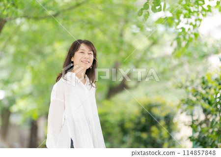 中年婦女在公園放鬆 114857848