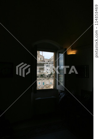 從窯洞窗扇看到的風景 114858469