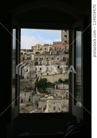 從窯洞窗扇看到的風景 從窯洞窗扇看到的風景 114858470