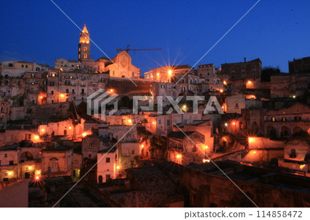 窯洞Sassi夜景 114858472