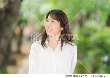 微笑在公園裡的中年婦女 微笑在公園裡的中年婦女 114858779