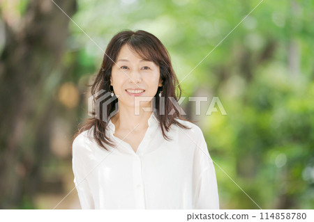 微笑在公園裡的中年婦女 114858780