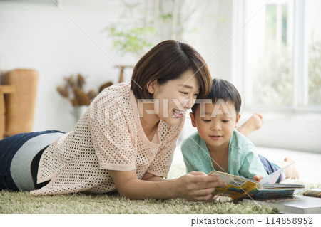 Parent and child reading living room self-restrained life Parent and child reading living room self-restrained life 114858952