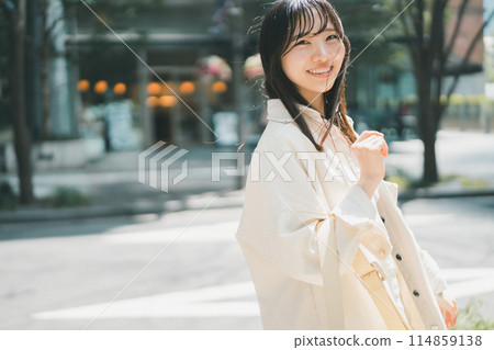 Young woman walking around the city 114859138
