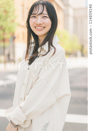 Young woman walking around the city 114859140