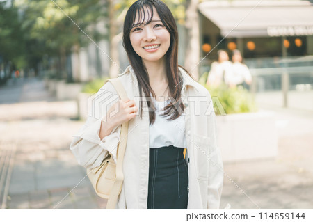 Young woman walking around the city 114859144