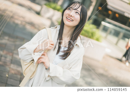 Young woman walking around the city 114859145