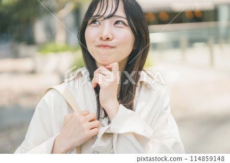 Young woman walking around the city 114859148